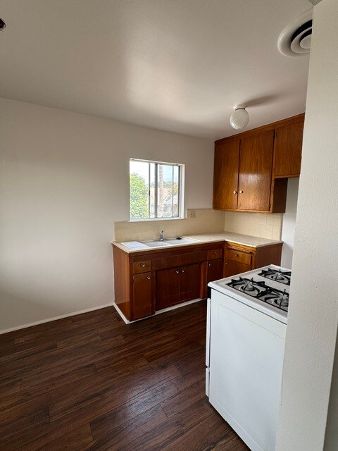 Building Photo - 130 N Ivy Ave