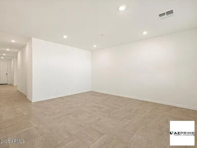 Building Photo - Your dream home awaits