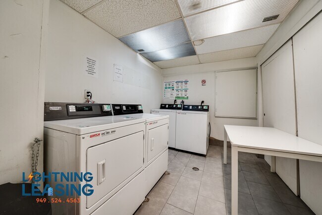 Building Photo - 3949 Los Feliz Blvd
