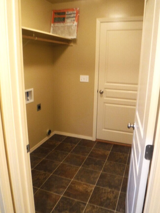 Building Photo - Beautiful 3bed, 2bath home located just of...