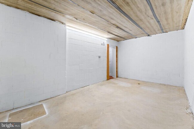 Building Photo - 5095 Columbia Rd