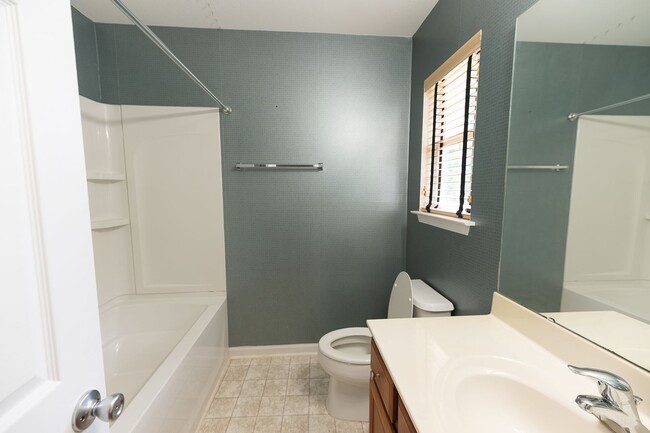 Building Photo - 117 Goldfinch Ave