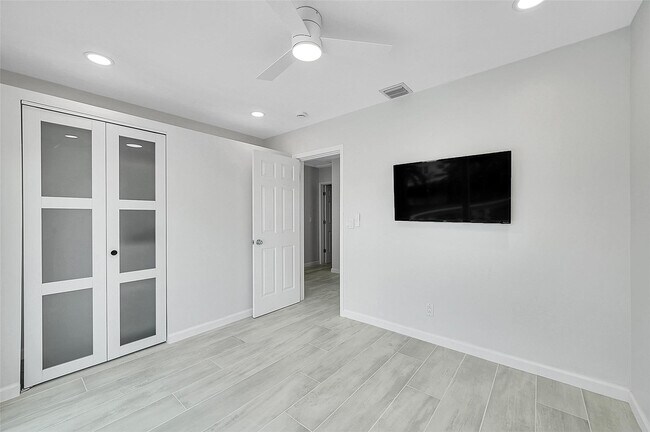 Building Photo - 4710 SW 43rd Ave