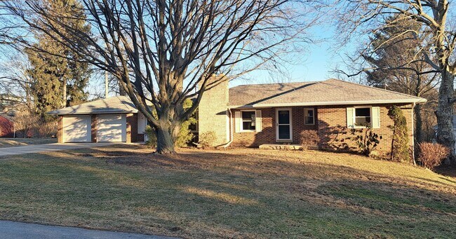 Building Photo - 3 Bed / 1-1/2 Bath Single Family Home w/ 2-Car Garage