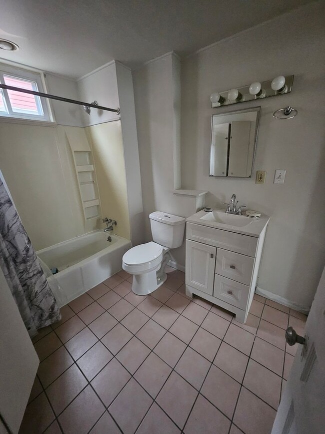 Building Photo - Lower 3 bedroom west side