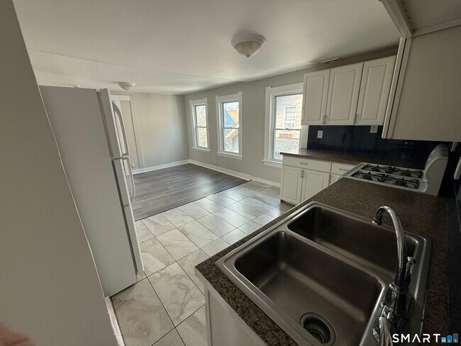 Building Photo - 182 Hewitt St