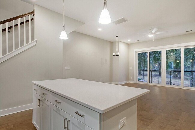 Building Photo - Available April 10th. Great 3 BR/3.5 BA Townhouse in Park Circle!