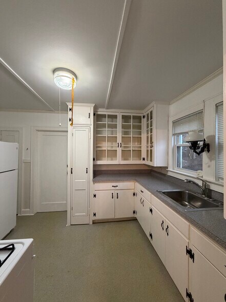 Building Photo - 860 Migeon Ave