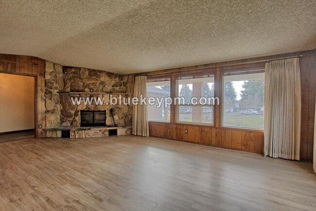 Building Photo - Amazing Holiday House!!!  3 Bed, 2.5 Bath ...