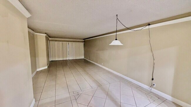 Building Photo - 3017 Riverside Dr