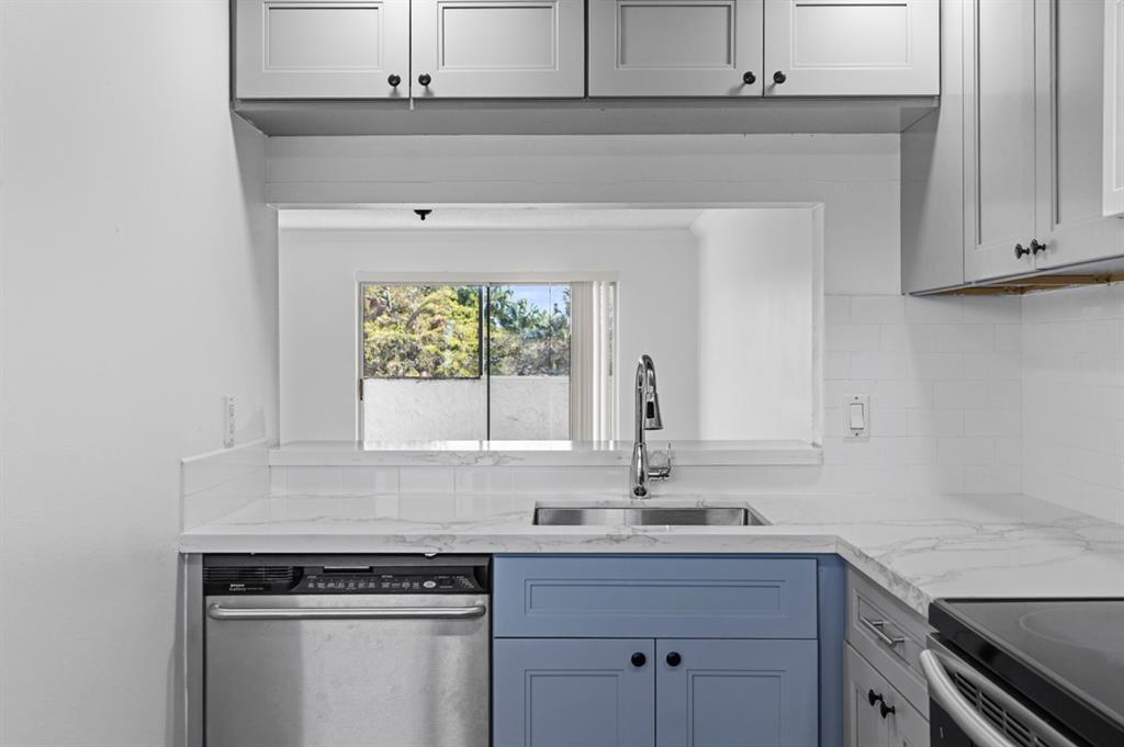 Building Photo - 6075 N Sabal Palm Blvd