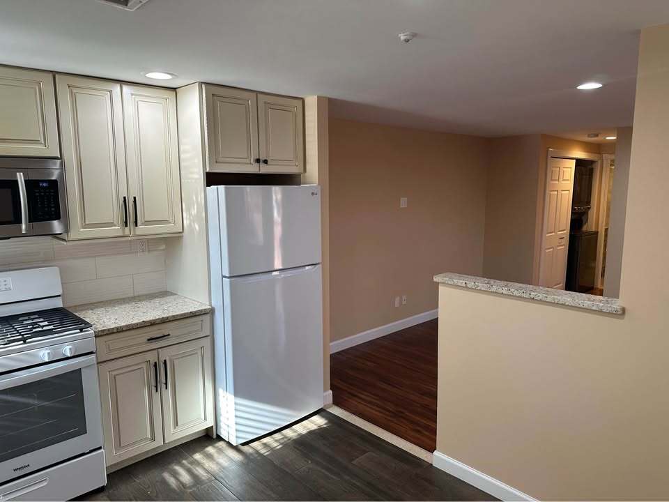 Building Photo - 12 Sagamore Hills Dr