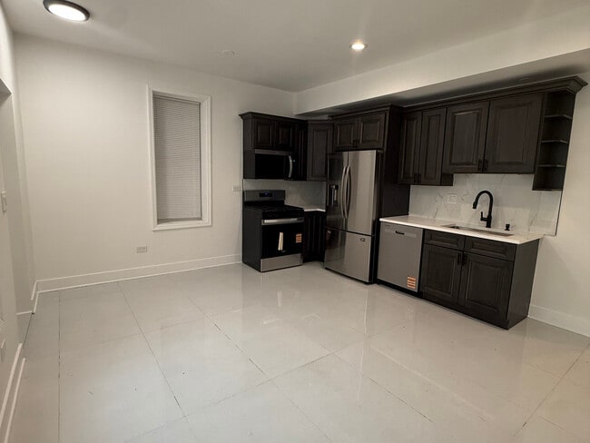 Building Photo - 2702 S Union Ave