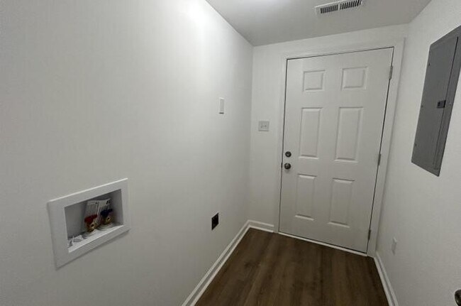 Building Photo - 325 Sectionline St