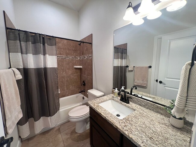 Building Photo - 7 Month Term Furnished Townhome In Hurricane