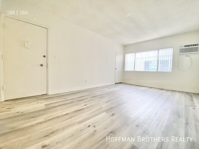 Building Photo - 636 N St Andrews Pl