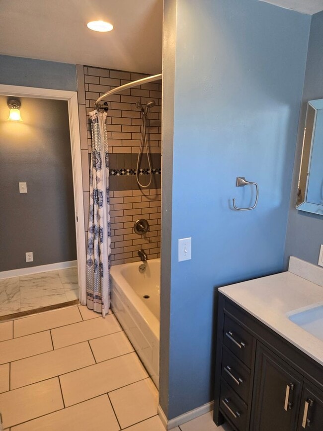 Building Photo - Cozy Eastgate Home