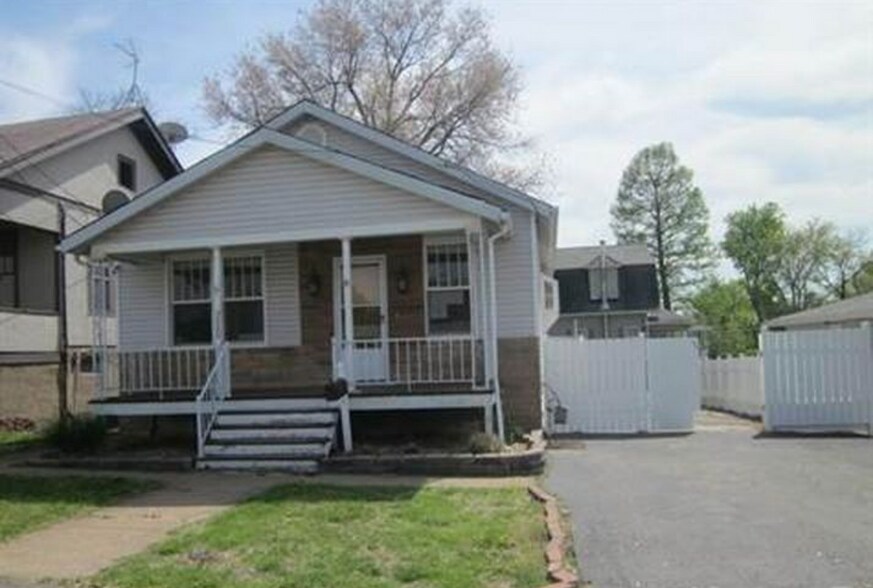 Building Photo - 3620 Cleves Ave