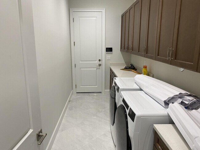 Building Photo - 4685 Estates Cir