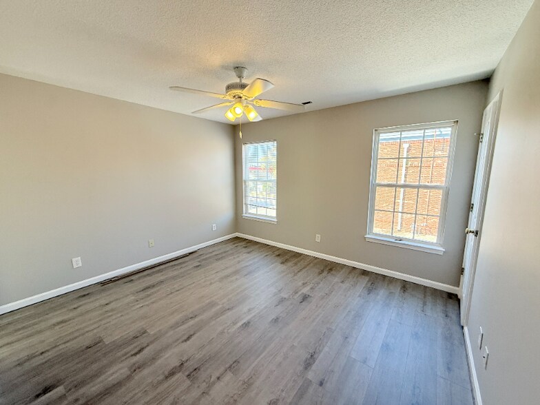 Building Photo - 512 Lake Shore Dr