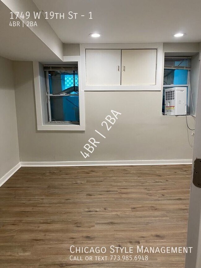 Building Photo - Duplex down in the heart of Pilsen! All th...