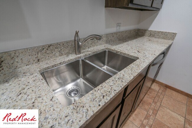 Building Photo - 2 Bedroom Condo in a Prime Location!
