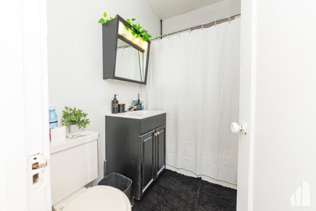 Building Photo - 1 bedroom in Chicago IL 60657