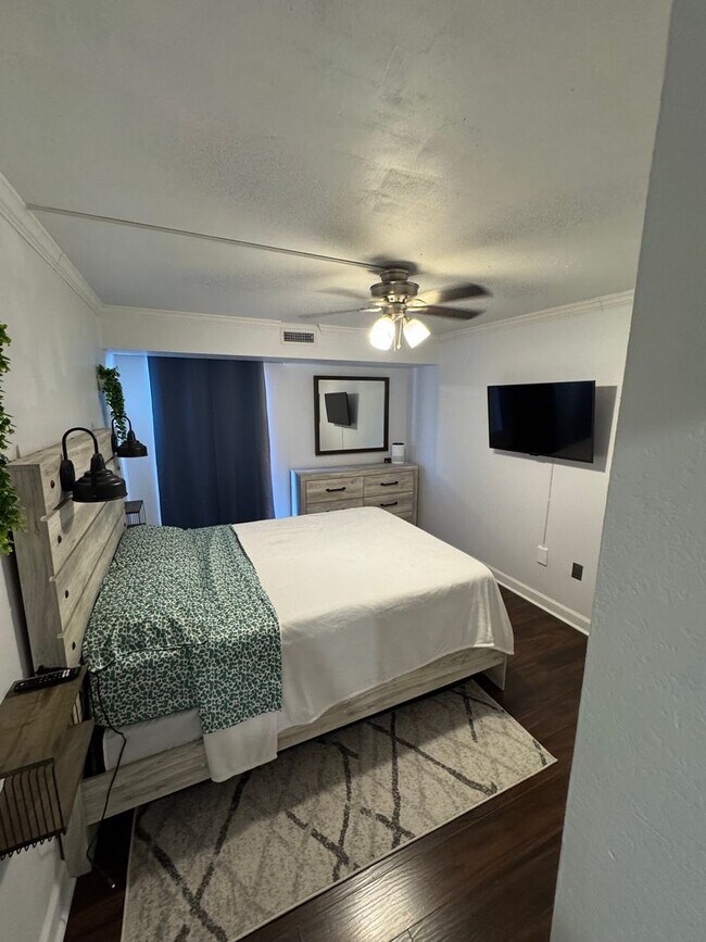 Building Photo - 2 Bed/1 Bath FULLY Furnished Condo at City Heights!