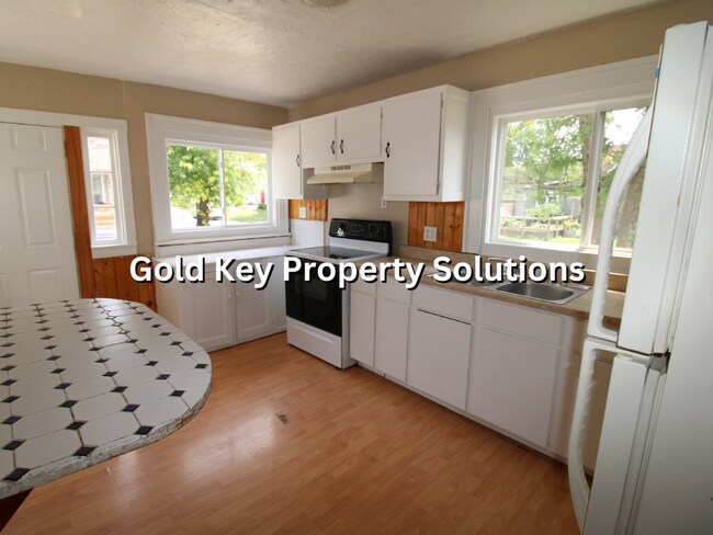 Building Photo - 3 BR 1 BA House with Enclosed Front Porch ...