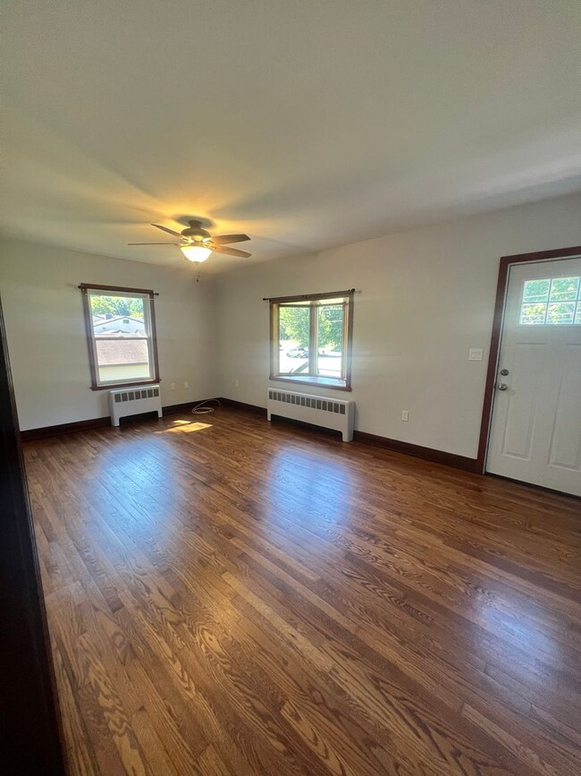 Building Photo - Cozy & Bright 2-Bedroom Home in Middlefield