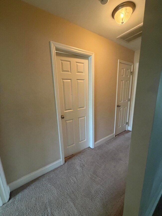 Building Photo - 2850 Foxcroft Cir