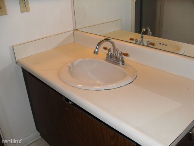 Building Photo - 2 br, 1.5 bath Townhome - 4855 Moreland Drive