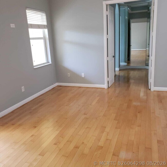 Building Photo - 833 SW 167th Ave