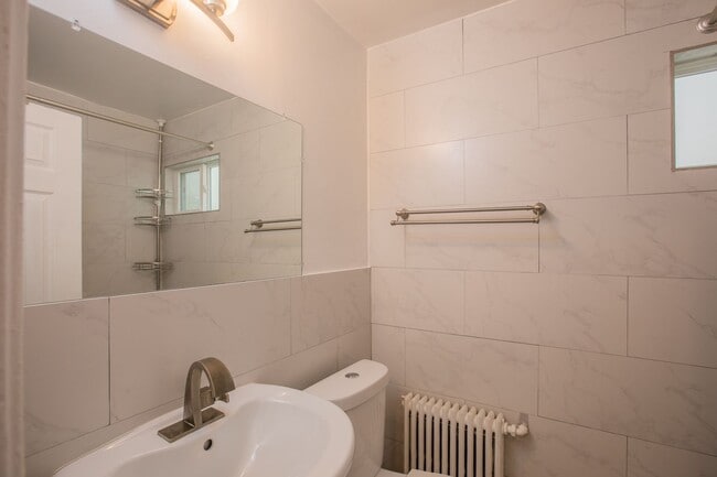 Building Photo - Relaxing 1 BR & 1 Den/1 BA Apartment in Pl...