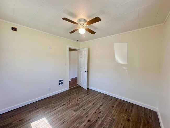 Building Photo - 2bdrm, 1 bath  HOUSE with fenced yard