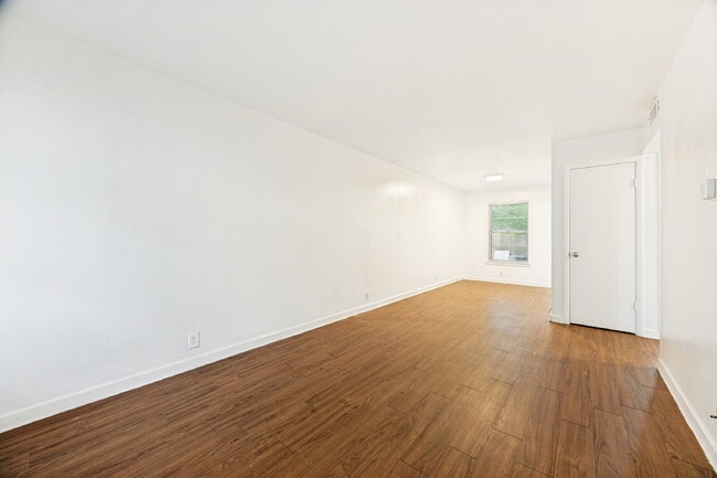 Building Photo - 523 S Travis St