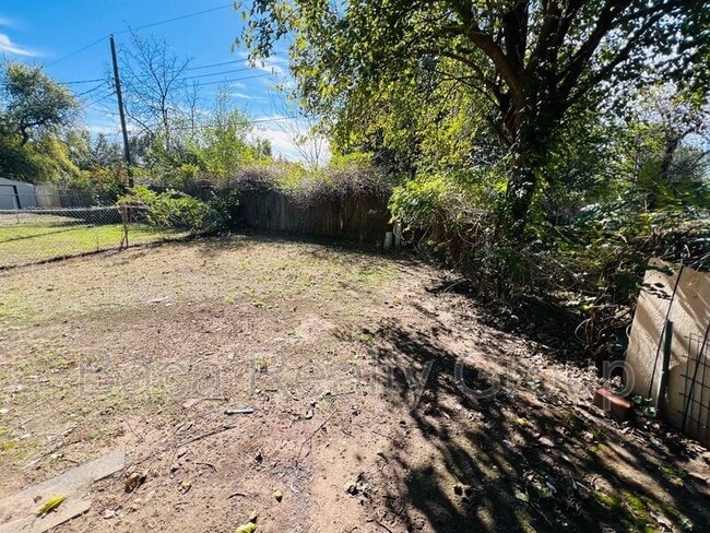 Building Photo - 2264 Donna Dr