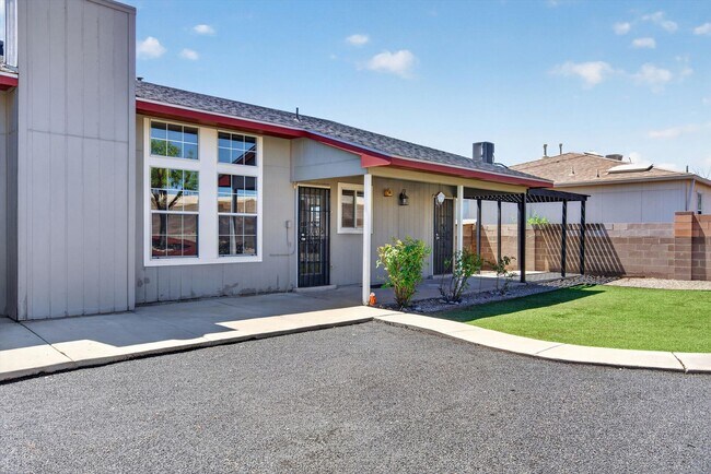 Building Photo - 2413 Agua Fria Dr NE