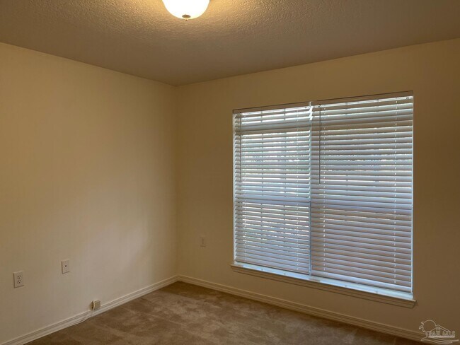 Building Photo - 6737 Summit Dr