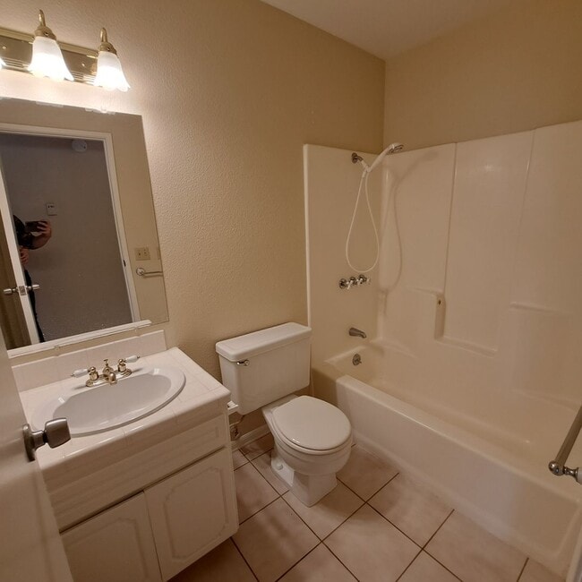 Building Photo - Quaint 3 bedroom close to town!