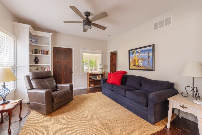 Building Photo - Charming Fully Furnished Three Bed, Two Ba...