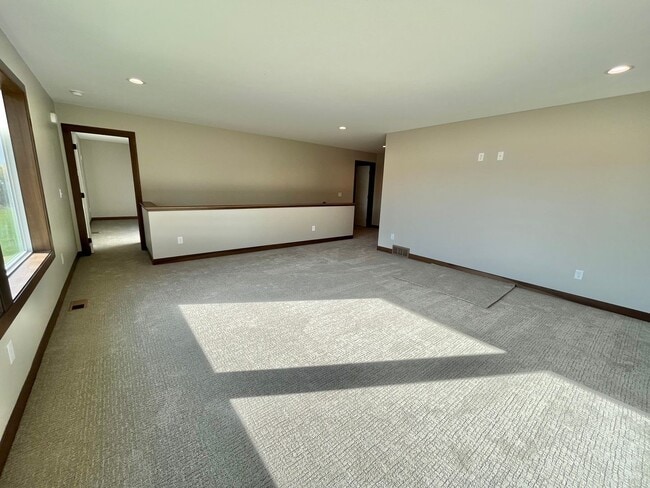 Building Photo - Stunning 5 Bed/2.5 Bath Townhome!