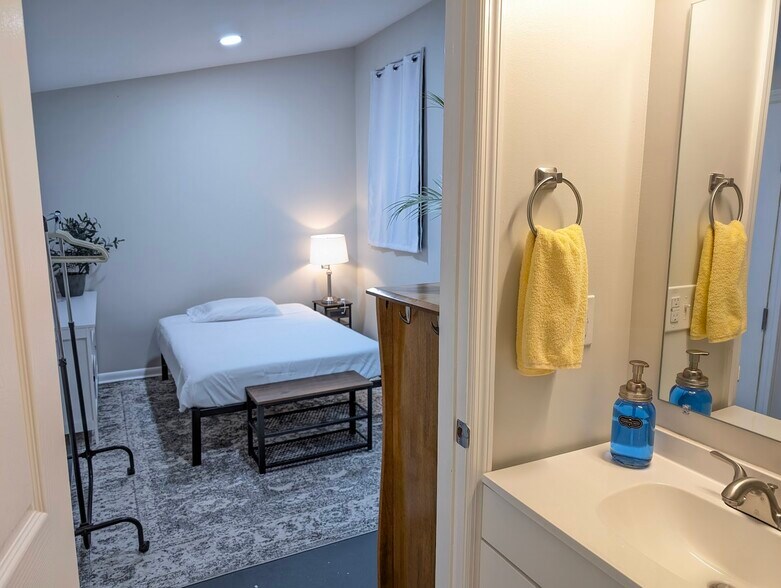 Private Suite - 4523 W Montague Ave