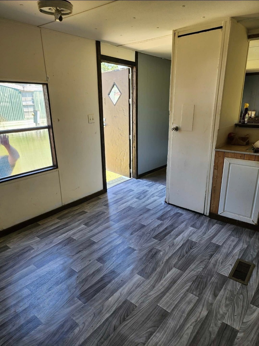 Building Photo - 1421 Gilbert Dr