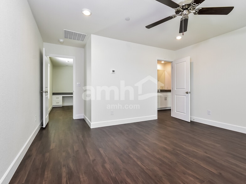 Building Photo - 126 Charmante Tulip Lane