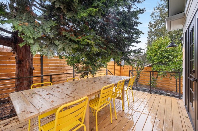 Building Photo - 2453 4th Ave W