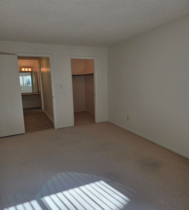 Building Photo - Amazing condo next to the Truckee River!