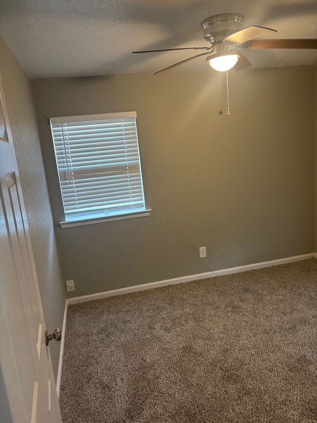 Building Photo - 1121 Woodcrest Dr