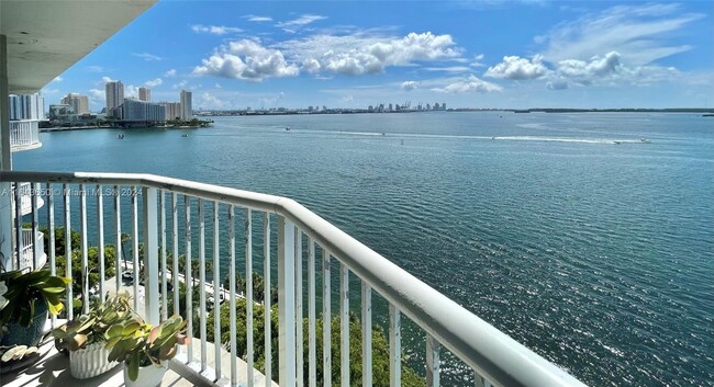 Building Photo - 1420 Brickell Bay Dr