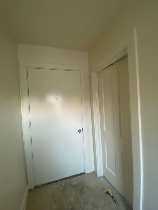 Building Photo - 2nd fooor walk-up duplex in historic house...